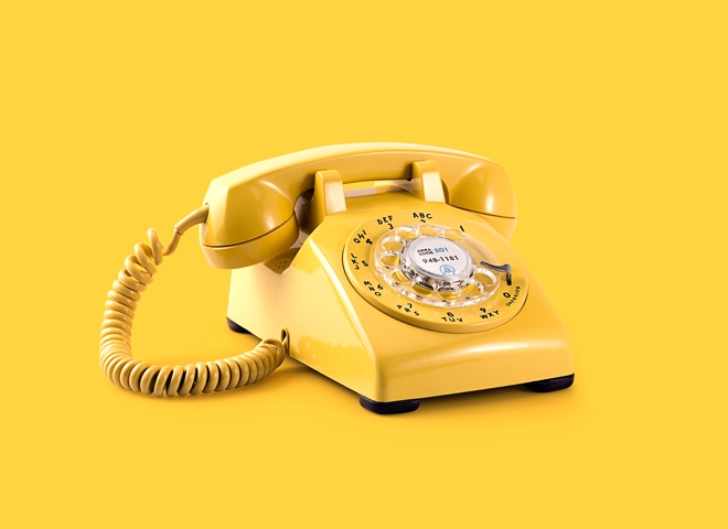Un téléphone avec fil sur un fond jaune