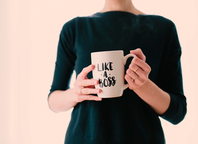 Une femme tient une tasse "like a boss"