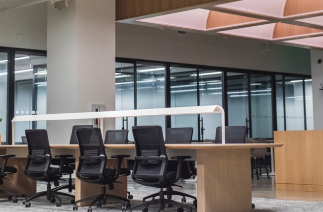 Un bureau avec une table et des chaises vides