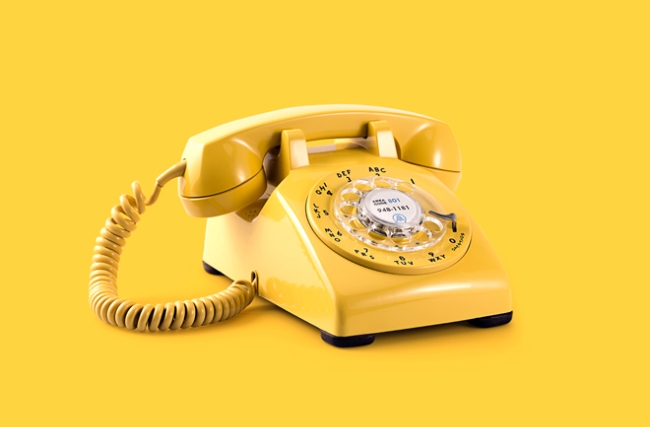 Un téléphone avec fil sur un fond jaune