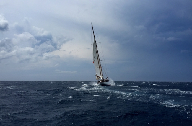 Un bateau à voile navigue sur la mer avant la tempête