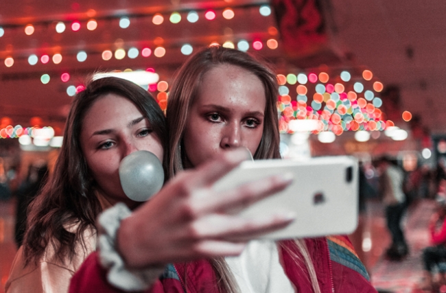 Deux jeunes femmes font un selfie