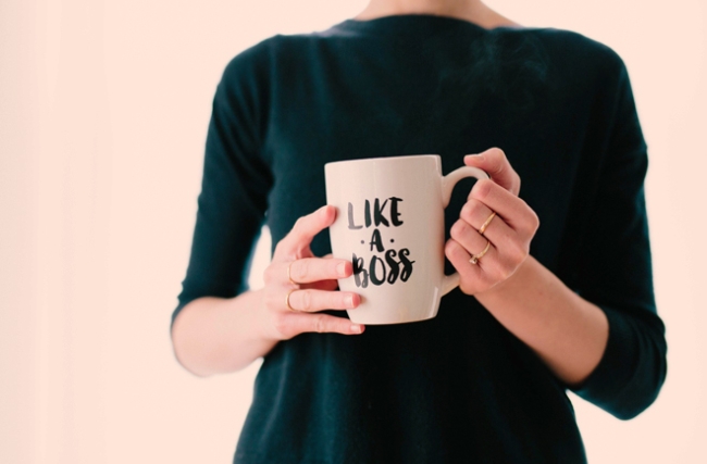 Une femme tient une tasse "like a boss"