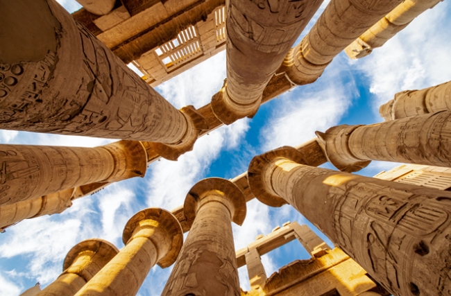 Des colonnes antiques avec un ciel bleu en arrière-plan