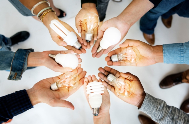 Team_Gluehbirnen_verschiedene-Ideen_unterschiedlich_Haende_123rf_web.jpg