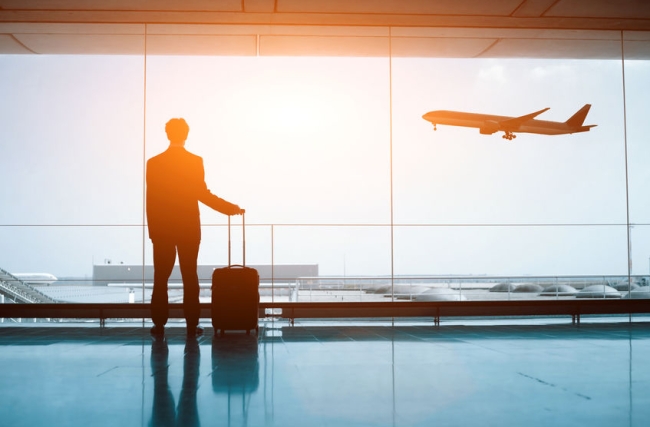 Fliegen_Flughafen_Geschaeftsmann_Flugezug_Geschäftsreise_123rf.jpg