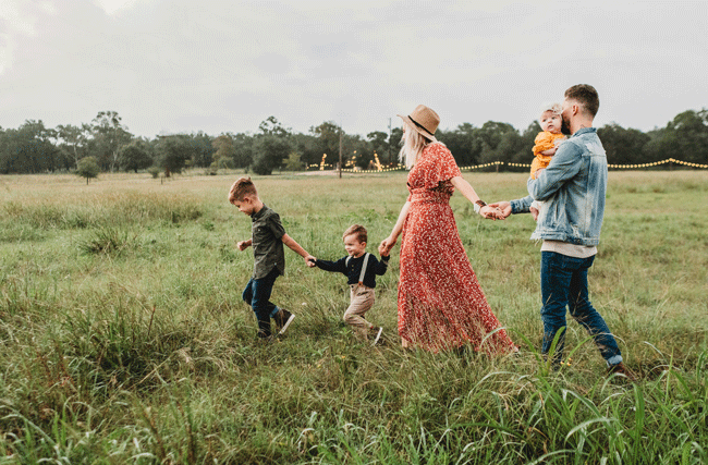 Eine Familie macht einen Ausflug in die Natur