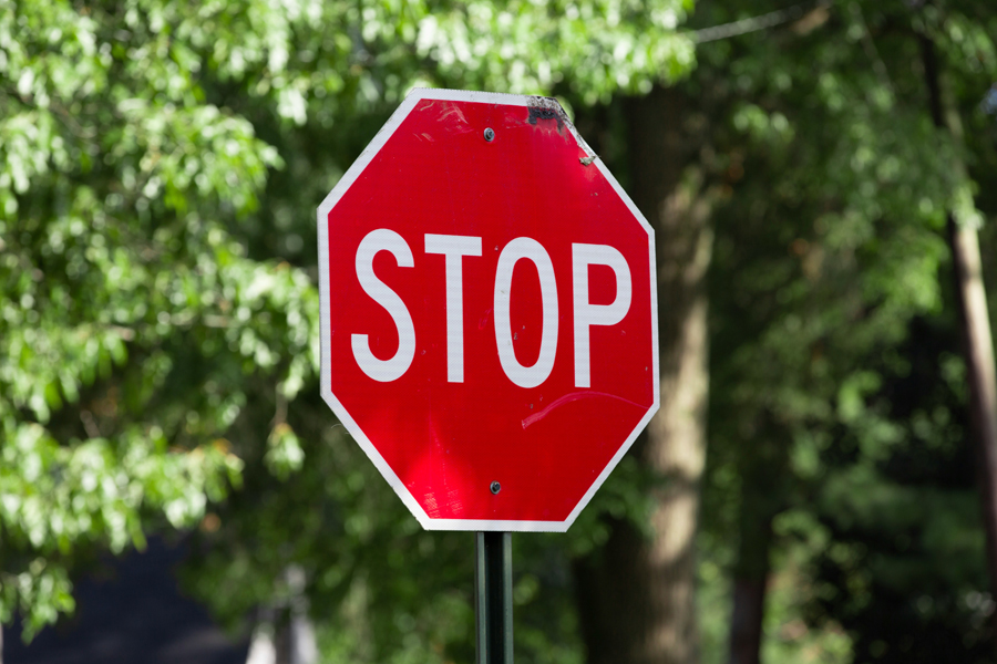 Arrêter le team building? Un signe stop dans une rue