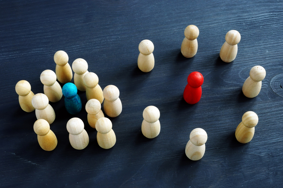 Introverti ou extraverti: des figurines en bois sur un bureau