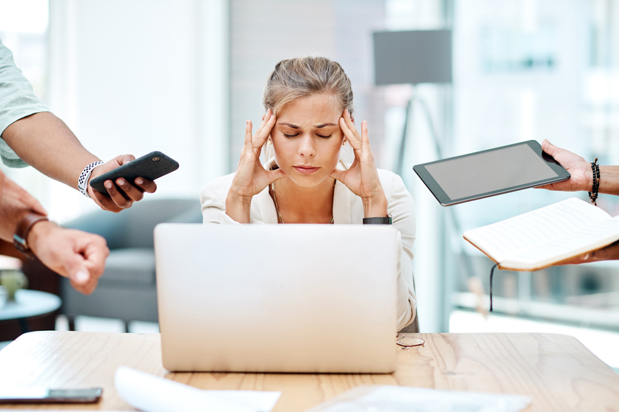 Femme d'affaires essaie de se relaxer dans un environnement de bureau exigeant