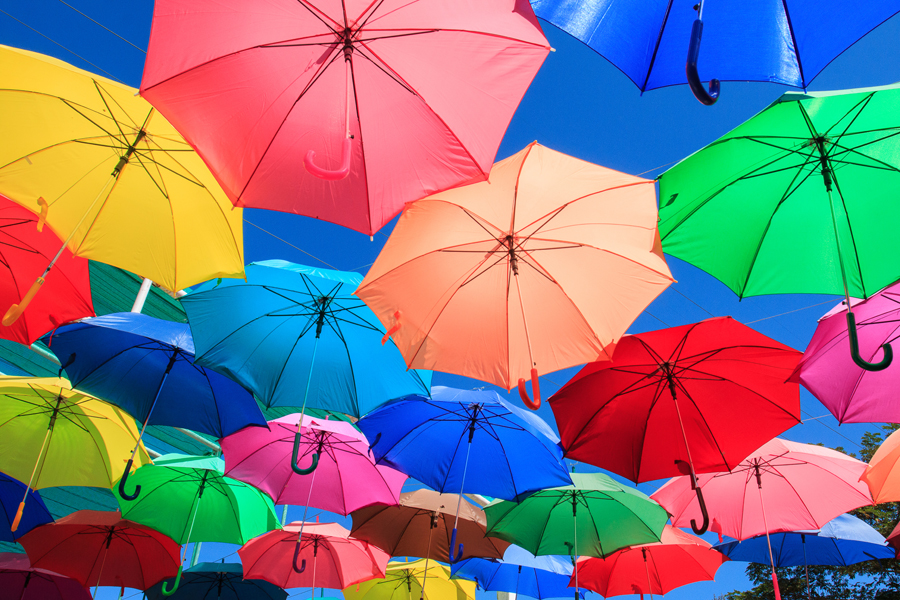 Parapluies colorés sur fond de ciel bleu