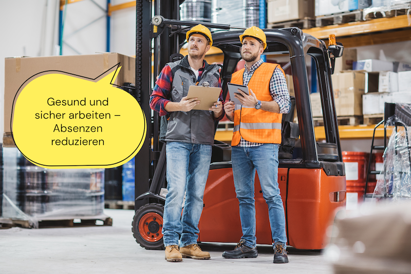 Zwei Mitarbeiter in einem Lager