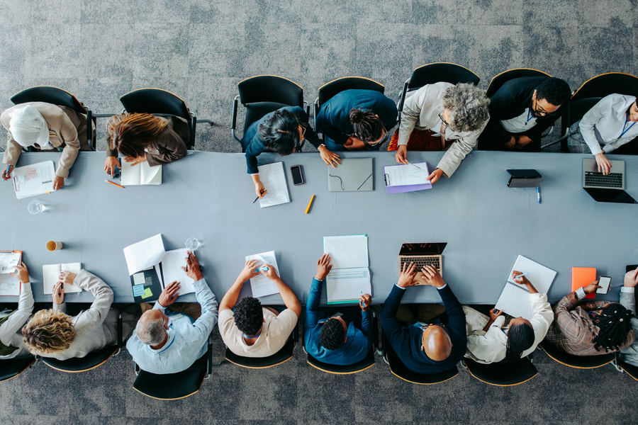 Diversité de professionnels lors d'une réunion au bureau