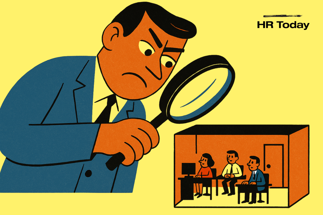 Eine Illustration die einen Mann zeigt, der mit einer Lupe in ein Diorama eines Büros blickt.