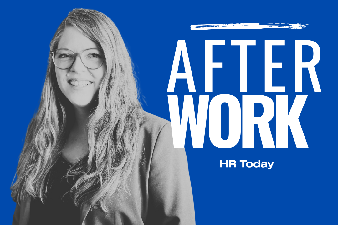 Porträt einer lächelnden Frau mit langen, gewellten Haaren und Brille, in Schwarz-Weiss dargestellt vor blauem Hintergrund. Rechts neben ihr steht gross der weisse Schriftzug „AFTERWORK“ mit einem Pinselstrich darüber, darunter kleiner „HR Today“.