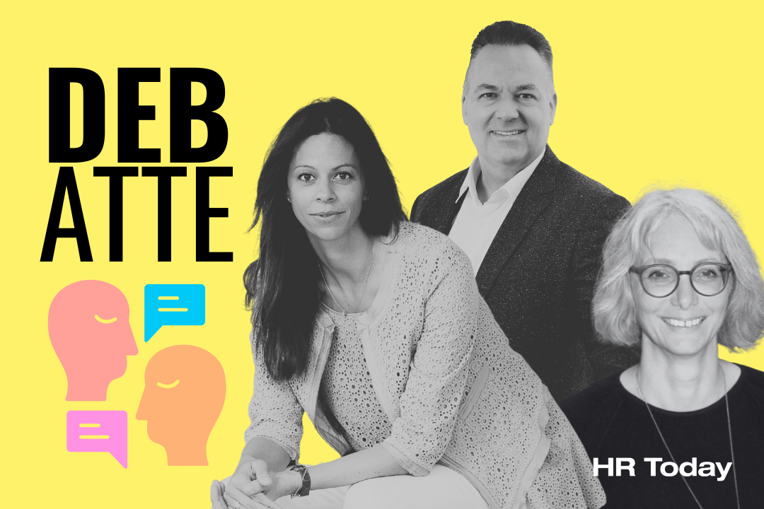 Grafik mit gelbem Hintergrund, darauf der Schriftzug „DEBATTE“ in grossen schwarzen Buchstaben, ergänzt durch bunte Icons von zwei stilisierten Köpfen mit Sprechblasen. Im Vordergrund drei Personen in Schwarz-Weiss: eine Frau mit langen dunklen Haaren in heller Kleidung sitzt vorne, dahinter ein Mann im Anzug und eine ältere Frau mit Brille und hellen Haaren. Unten rechts das Logo „HR Today“.