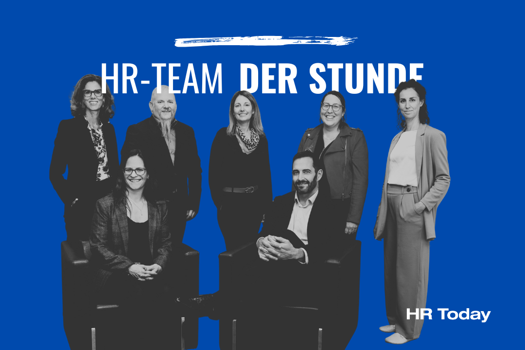 Gruppenfoto von sieben Personen in Geschäftskleidung vor blauem Hintergrund mit dem weissen Text „HR-TEAM DER STUNDE“. Zwei Personen sitzen auf Sesseln, die übrigen fünf stehen. Unten rechts steht das Logo „HR Today“. 