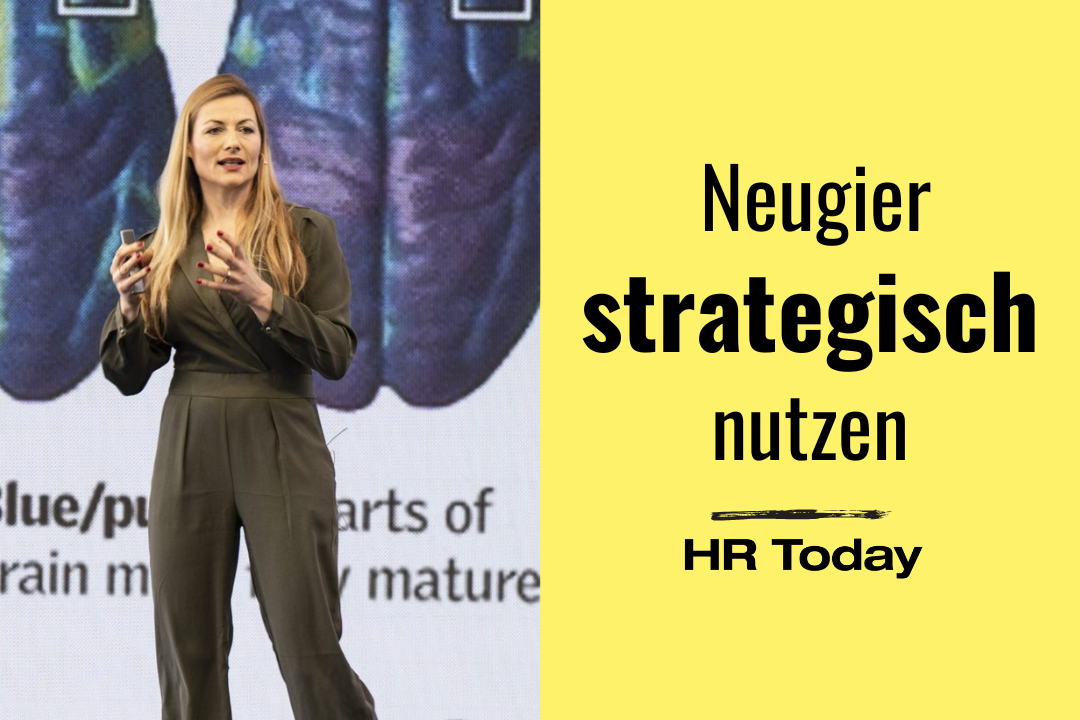 Frau in grünem Overall hält einen Vortrag auf einer Bühne, im Hintergrund ist ein Bild eines Gehirns zu sehen. Rechts im Bild steht auf gelbem Hintergrund in schwarzer Schrift: „Neugier strategisch nutzen – HR Today“.