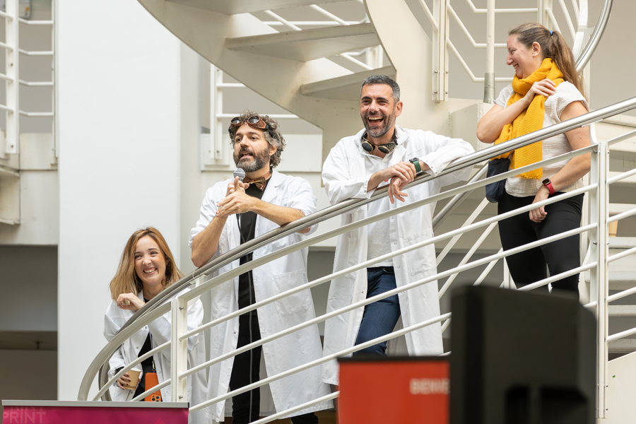Le comité d’organisation du TruGeneva 2025: Roberta Marques, Davide Rais (avec le micro), Nicolas Revol et Magali Cailleaux.