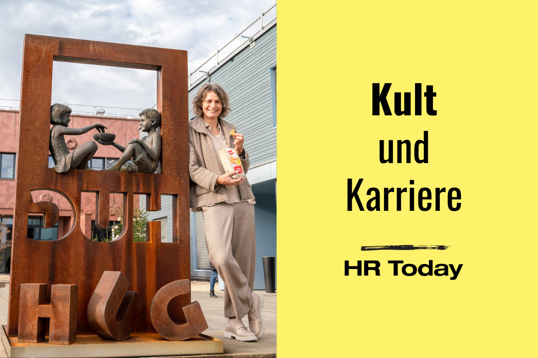 Eine lächelnde Frau, Yvonne Schorno, in beiger Kleidung lehnt im Freien an einer großen, rostigen Metallskulptur und hält eine Packung Kekse in der Hand. Über das Bild verteilt stehen in großen schwarzen Buchstaben auf gelben Balken die Worte 'Kekse', 'Kult' und 'Karriere'. Unten rechts befindet sich das Logo des Magazins HR Today.