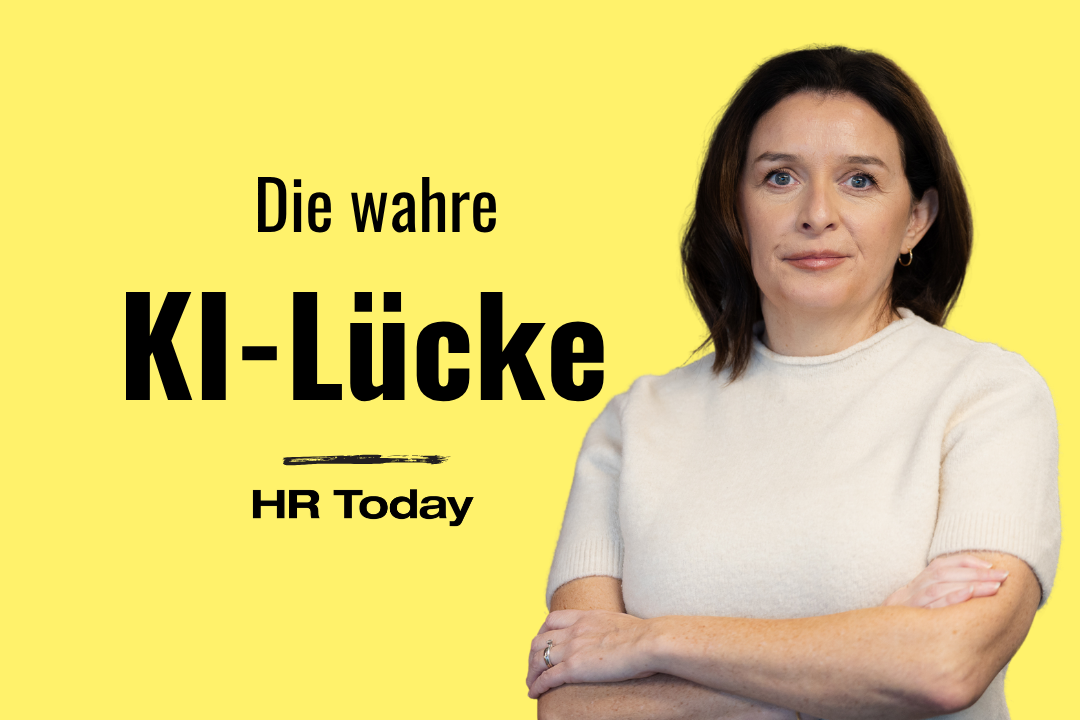 Eine Grafik mit leuchtend gelbem Hintergrund. Auf der linken Bildhälfte steht der Text "Die wahre" in schwarzer Schrift, darunter groß und fettgedruckt "KI-Lücke". Unterstrichen wird dies von einem schwarzen Pinselstrich und dem Schriftzug "HR Today". Auf der rechten Bildhälfte ist eine Frau mit dunklen, schulterlangen Haaren abgebildet. Sie trägt ein helles, cremefarbenes Kurzarm-Oberteil und blickt mit verschränkten Armen direkt in die Kamera.