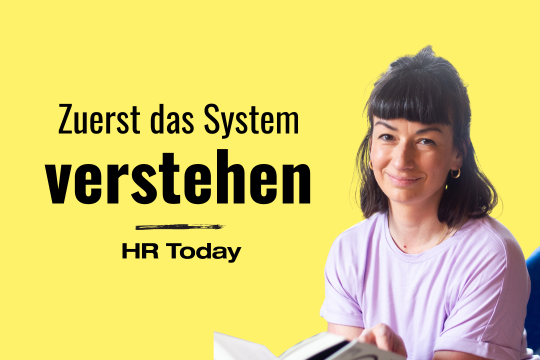 Grafik mit leuchtend gelbem Hintergrund. Auf der linken Seite steht in grossen, schwarzen Buchstaben der Text „Zuerst das System verstehen“, darunter, durch einen Pinselstrich getrennt, das Logo von „HR Today“. Auf der rechten Seite ist ein Porträt der Autorin Laura Baggenstos freigestellt. Sie lächelt freundlich in die Kamera und hält ein aufgeschlagenes Buch in den Händen.