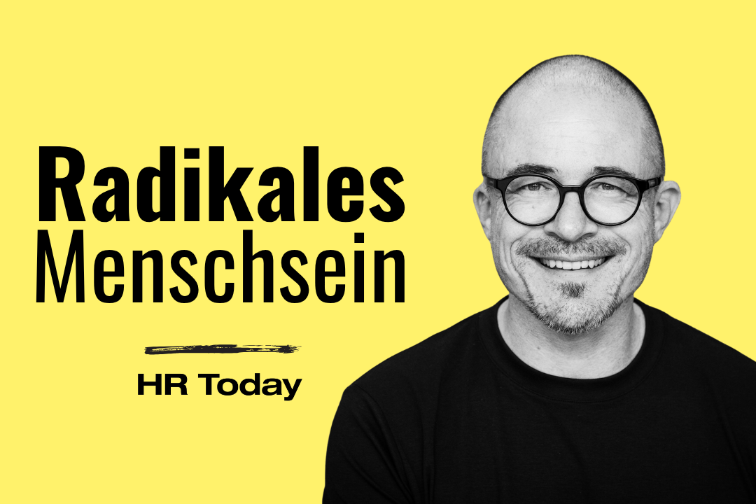 Ein Bild mit leuchtend gelbem Hintergrund. Auf der linken Seite steht in großen, schwarzen Buchstaben "Radikales Menschsein", darunter durch einen stilisierten schwarzen Pinselstrich getrennt "HR Today". Auf der rechten Seite befindet sich das Porträt eines lächelnden Mannes (der Autor Michael Pohl) mit Glatze, runder Brille, Bart und einem schwarzen T-Shirt.