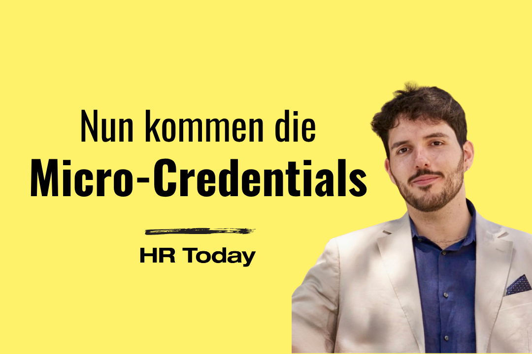 Eine Grafik mit hellgelbem Hintergrund. Auf der linken Seite steht der schwarze Text „Nun kommen die Micro-Credentials“. Auf der rechten Seite befindet sich ein Porträtfoto eines jungen Mannes mit dunklen Haaren und leichtem Bart. Er trägt ein blaues Hemd und ein hellbeiges Sakko mit einem dunklen, gemusterten Einstecktuch und blickt leicht lächelnd in die Kamera.