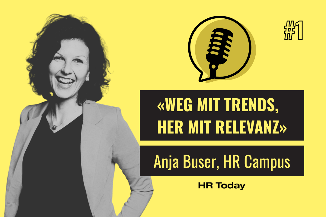 Podcast HR Today #1: «Weg mit Trends, her mit Relevanz» mit Anja Buser, HR Campus. Das Bild zeigt ein Schwarz-Weiss-Porträt einer lachenden Frau mit dunklen, lockigen Haaren, die ein dunkles Oberteil und einen hellen Blazer trägt.