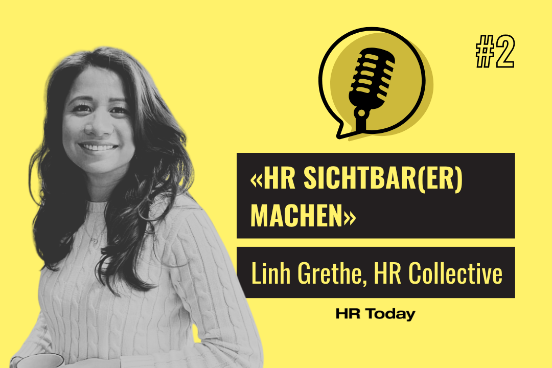 Podcast HR Today #2: «HR sichtbar(er) machen» mit Linh Grethe, HR Collective. Das Bild zeigt ein Schwarz-Weiss-Porträt einer lächelnden Frau mit langen, dunklen Haaren, die einen hellen Strickpullover trägt und eine Tasse in der Hand hält.
