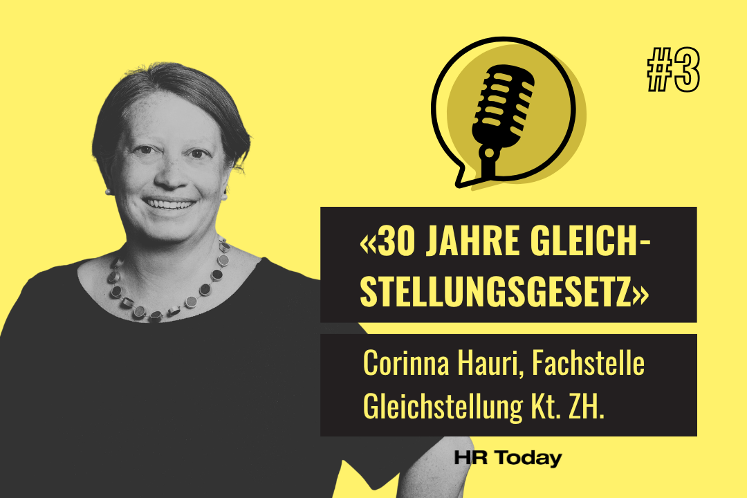 Podcast HR Today #3: «30 Jahre Gleichstellungsgesetz» mit Corinna Hauri, Fachstelle Gleichstellung Kt. ZH. Das Bild zeigt ein Schwarz-Weiss-Porträt einer lächelnden Frau mit kurzen Haaren, bekleidet mit einem dunklen Oberteil und einer auffälligen runden Gliederkette.