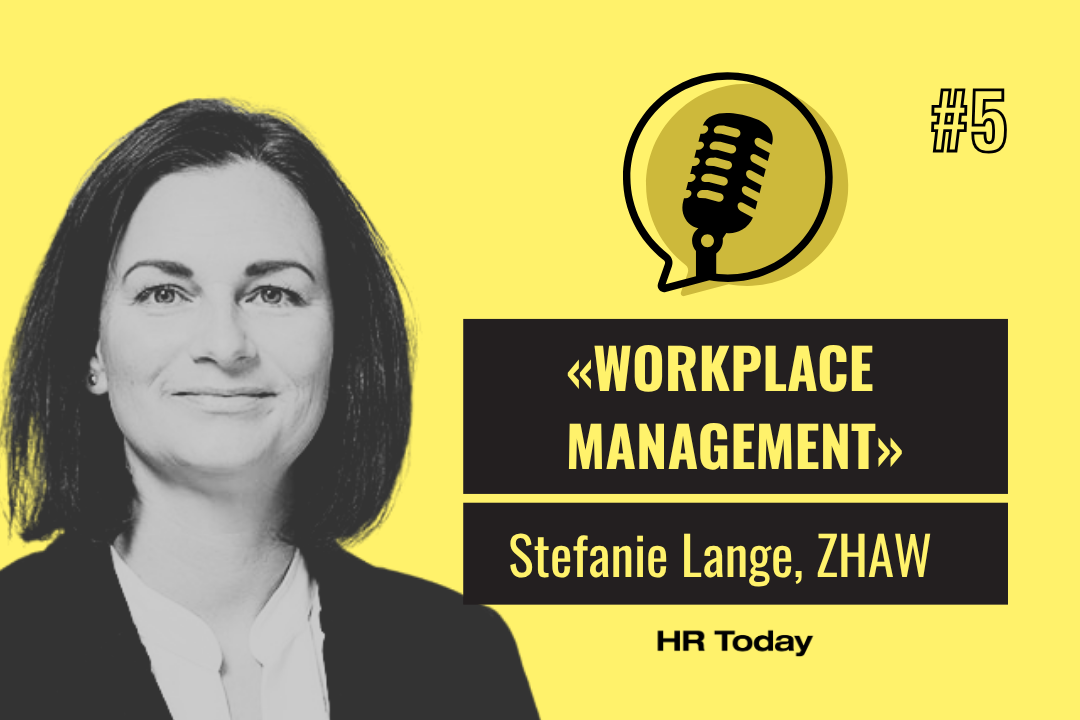 Podcast HR Today #5: «Workplace Management» mit Stefanie Lange, ZHAW. Das Bild zeigt ein Schwarz-Weiss-Porträt einer sanft lächelnden Frau mit glatten, schulterlangen dunklen Haaren in einem dunklen Blazer über einer hellen Bluse.