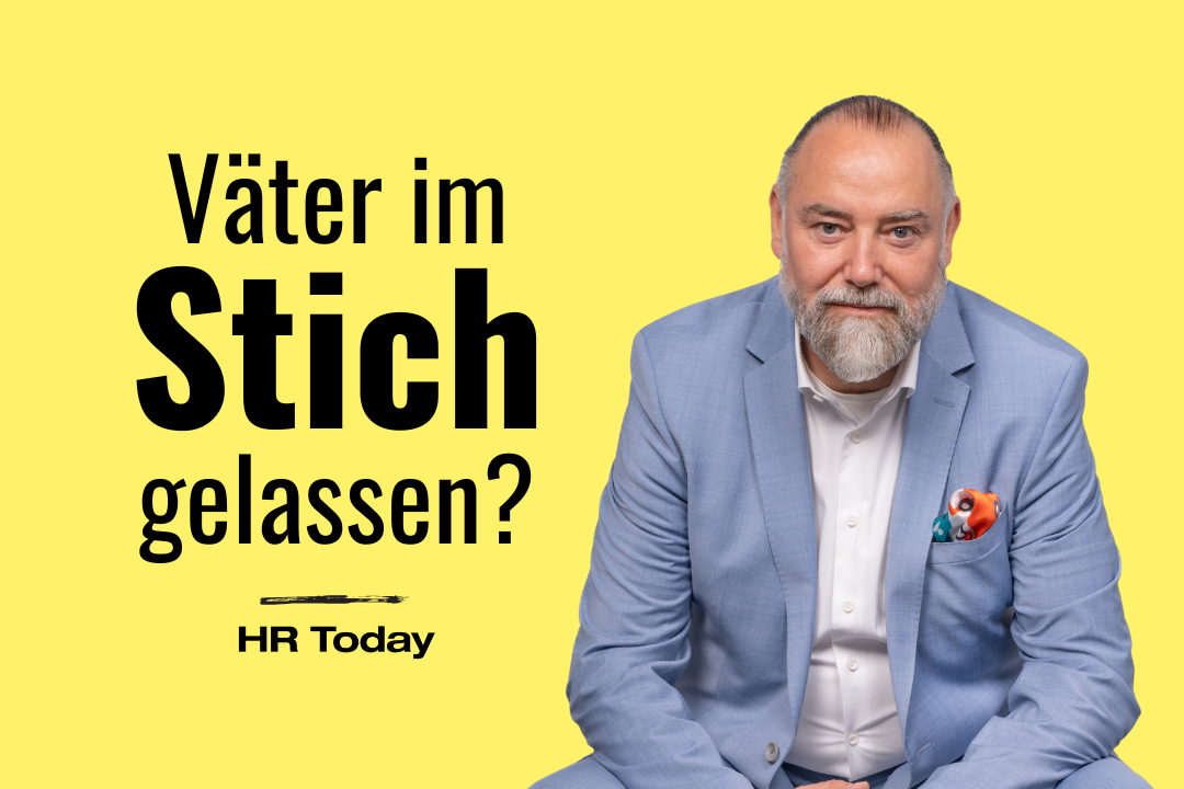 Porträt eines Mannes mit Bart in einem hellblauen Anzug und weißem Hemd mit Einstecktuch vor einem leuchtend gelben Hintergrund. Links daneben steht in großen, schwarzen Buchstaben die Frage „Väter im Stich gelassen?“. Darunter befindet sich das Logo von „HR Today“ mit einem stilisierten schwarzen Pinselstrich darüber.