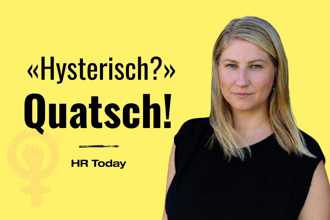Person: Eine Frau mit schulterlangen, blonden Haaren und blauen Augen, die mit einem dezenten, freundlichen Lächeln direkt in die Kamera blickt. Kleidung & Schmuck: Sie trägt ein schlichtes, schwarzes Oberteil und eine dezente Halskette.