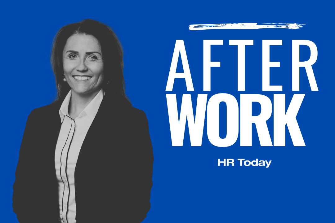 Teasergrafik des HR-Today-Formats «After Work» auf blauem Hintergrund: Links ein schwarz-weisses Porträtfoto einer lächelnden Frau mit dunklem Haar und schwarzem Blazer; rechts der Schriftzug «AFTER WORK» in weisser Grossbuchstabenschrift mit weissem Pinselstrich sowie das Logo «HR Today».