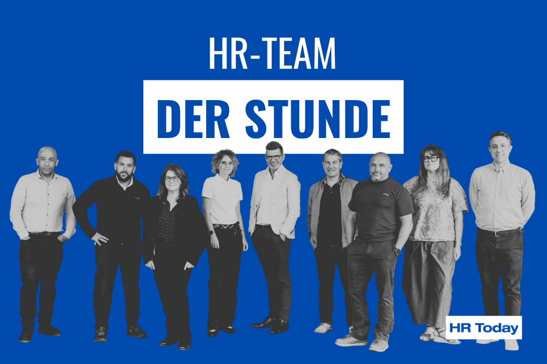 Teasergrafik des HR-Today-Formats «HR-Team der Stunde» auf blauem Hintergrund: Neun Personen stehen nebeneinander in einer Reihe als schwarz-weisse Freisteller; darüber der Schriftzug «HR-TEAM DER STUNDE» in weisser Schrift auf weissem Balken sowie das Logo «HR Today» unten rechts.