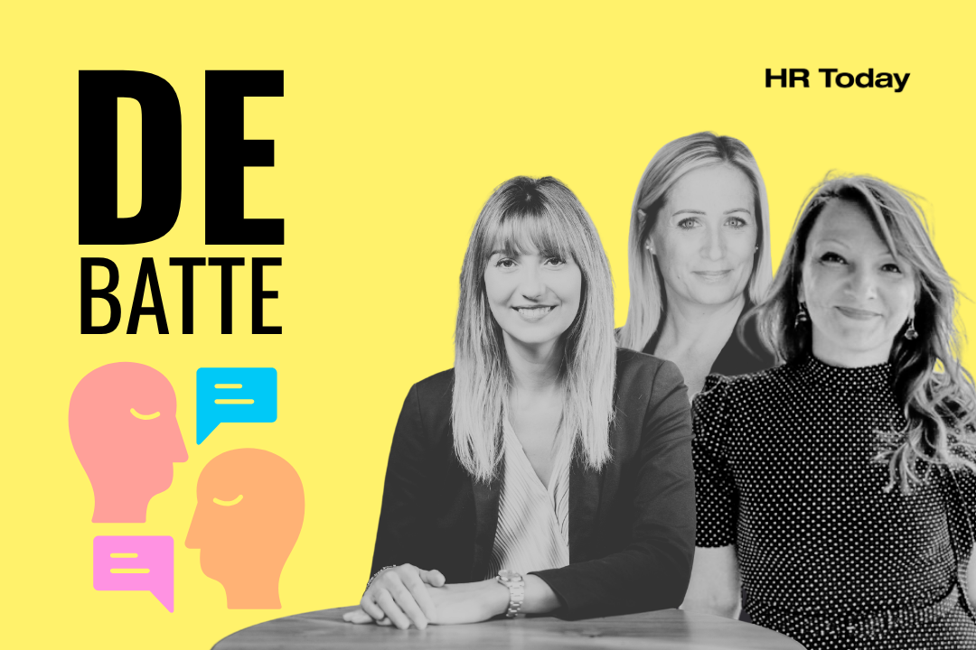 Teasergrafik des HR-Today-Formats «Debatte» auf gelbem Hintergrund: Links der Schriftzug «DE BATTE» in Grossbuchstaben sowie zwei farbige Gesprächsblasen-Icons; rechts drei schwarz-weisse Porträts von Frauen, die an einem Tisch sitzen bzw. im Hintergrund erscheinen.