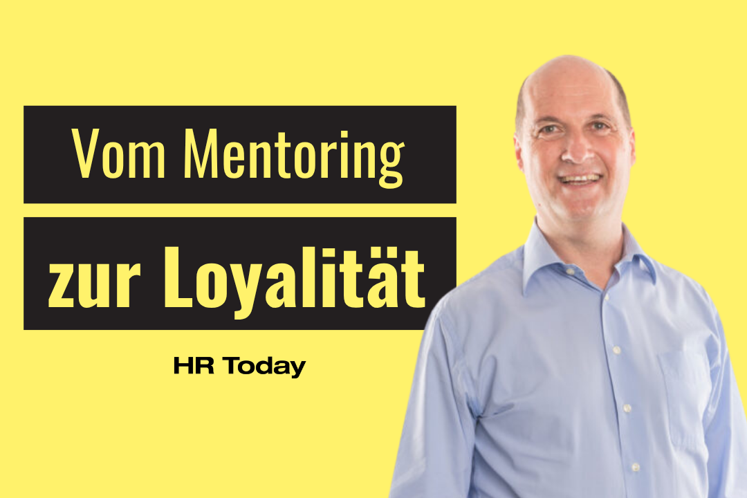 Porträtgrafik auf gelbem Hintergrund: Links der Titeltext «Vom Mentoring zur Loyalität» in gelber Schrift auf schwarz unterlegten Balken sowie der Schriftzug «HR Today»; rechts das lächelnde Porträt eines Mannes mit Glatze und hellblauem Hemd: Alexander Zinser.