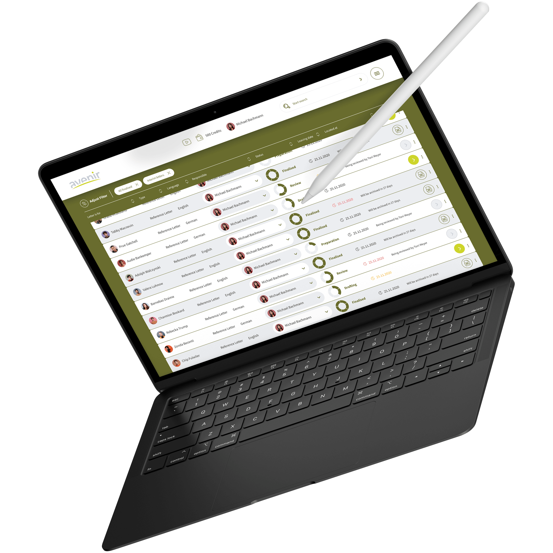 Tablet mit angeschlossener Tastatur und einem Eingabestift, auf dessen Bildschirm die Software-Oberfläche von «zeugnis.ch» von Avenir zu sehen ist: eine tabellarische Übersicht von Arbeitszeugnissen (Reference Letters) verschiedener Mitarbeitender mit Angaben zu Sprache, Verantwortlichen, Status (z. B. «Finalised», «Review», «Drafting») und Datum.