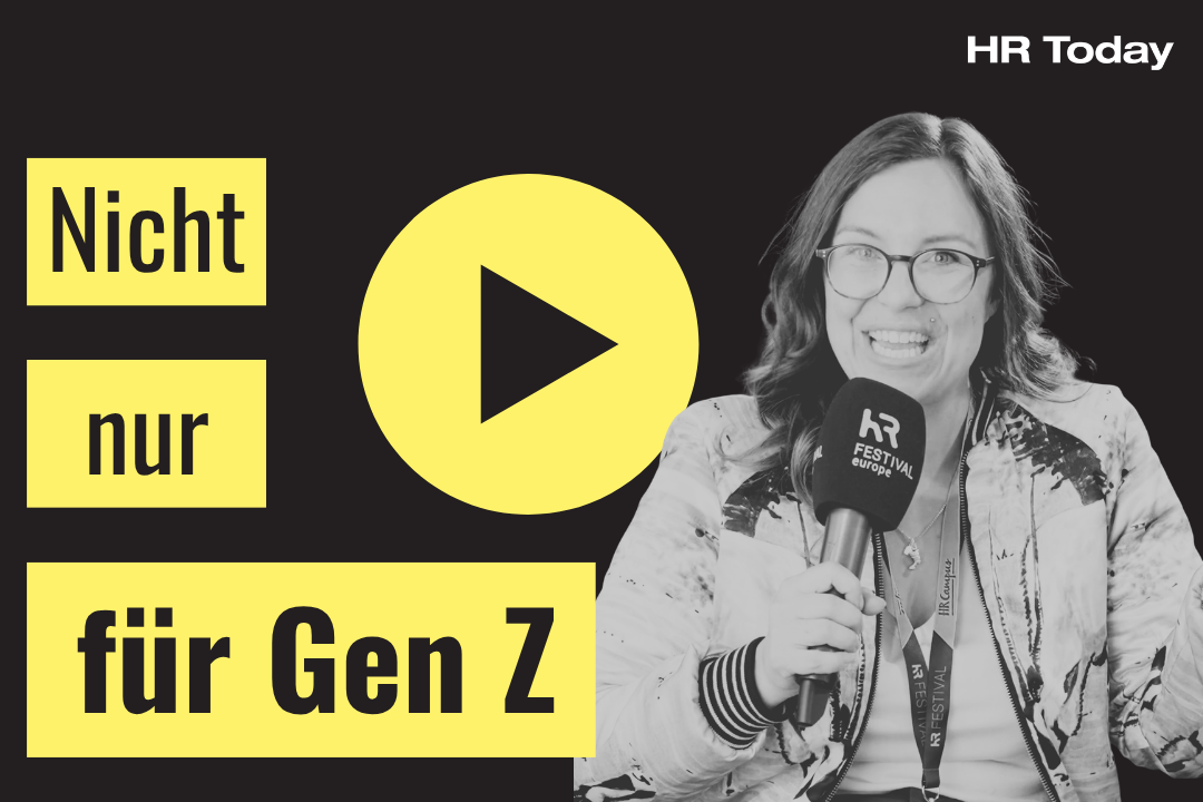 Video-Thumbnail von HR Today. Links steht der Text „Nicht nur für Gen Z“ in gelben Feldern. In der Mitte ist ein gelbes Play-Symbol abgebildet. Rechts lacht eine Frau mit Brille und Festival-Lanyard, die ein Mikrofon von „HR FESTIVAL europe“ hält.