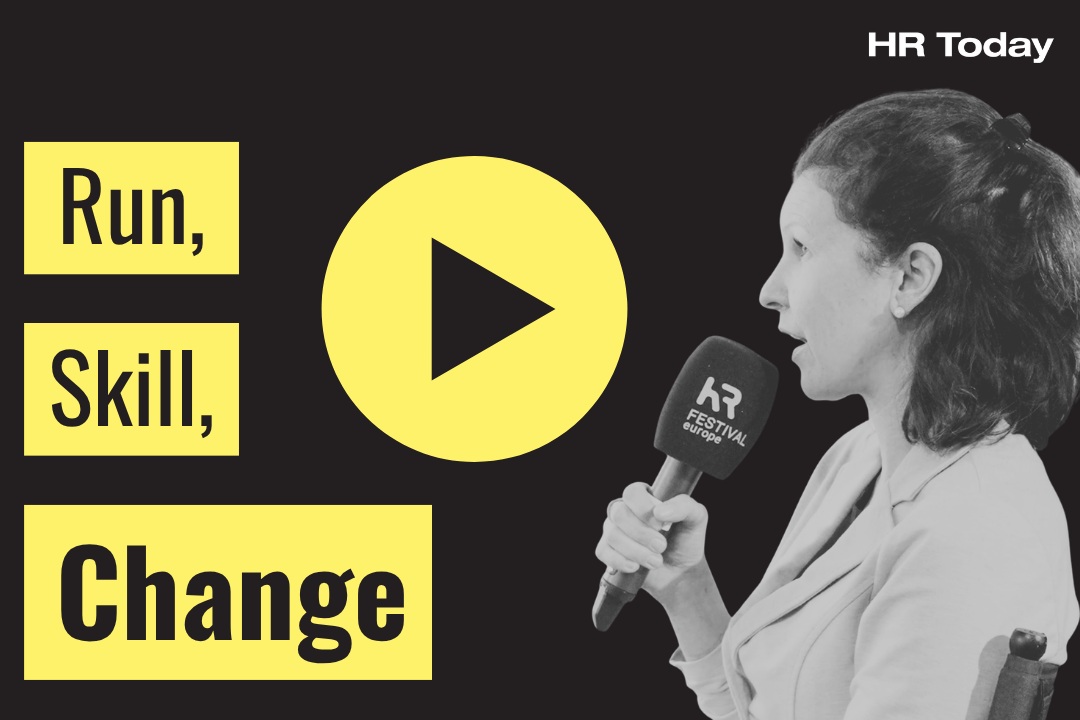 Video-Thumbnail von HR Today. Links steht der Text „Run, Skill, Change“ in gelben Kästchen. In der Mitte ist ein gelber Play-Button zu sehen. Rechts spricht eine Frau im Profil mit zusammengebundenen Haaren in ein Mikrofon von „HR FESTIVAL europe“.