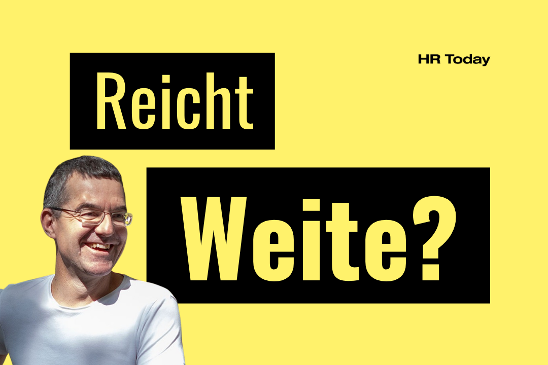 Ein freundlich lächelnder Mann mit Brille und kurzen, leicht ergrauten Haaren blickt leicht zur Seite. Er trägt ein weißes T-Shirt. Der Hintergrund ist gelb. Auf dem Bild steht "Reicht Weite?"