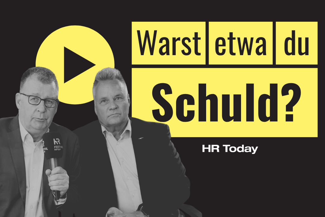 Videoteaser von HR Today auf schwarzem Grund. Der Titel «Warst etwa du Schuld?» steht in schwarzer Schrift auf gelben Balken, darunter das HR-Today-Logo. Links zwei Männer in Schwarz-Weiss, freigestellt vor einem gelben Play-Button: Der eine hält ein Mikrofon mit «HR Festival europe»-Würfel, der andere blickt in die Kamera.