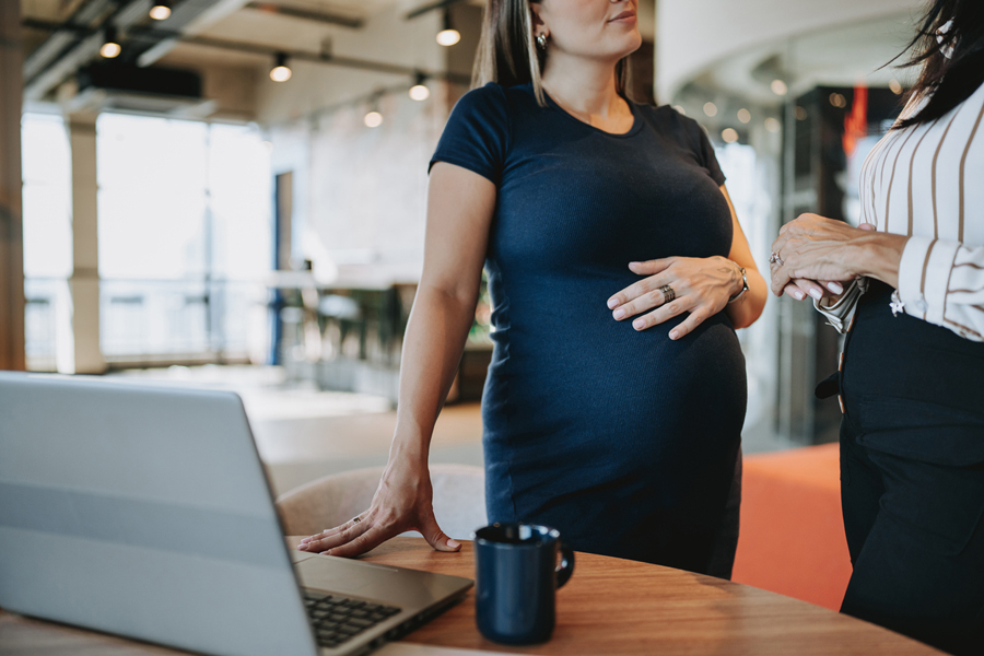 Une femme enceinte échange avec une collègue