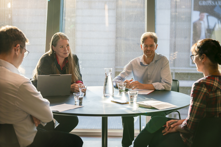 Yvo Wüest, Trainer, Dozent und Berater für Bildungsentwicklung bei Education Minds, und Caroline Zika, Head Young Talents & Recruiting und People Business Partner bei der Flughafen Zürich AG, im Gespräch mit HR Today darüber, wie berufliches Lernen gelingt.