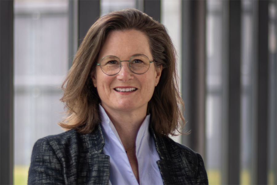 Sibylle Heunert Doulfakar est psychologue du travail et des organisations et accompagne des collectifs dans leur développement