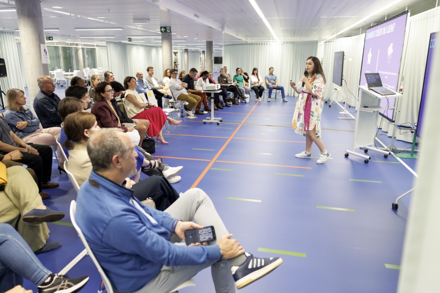 Adélaide Gorschynski (debout), Talent & Employability Specialist.