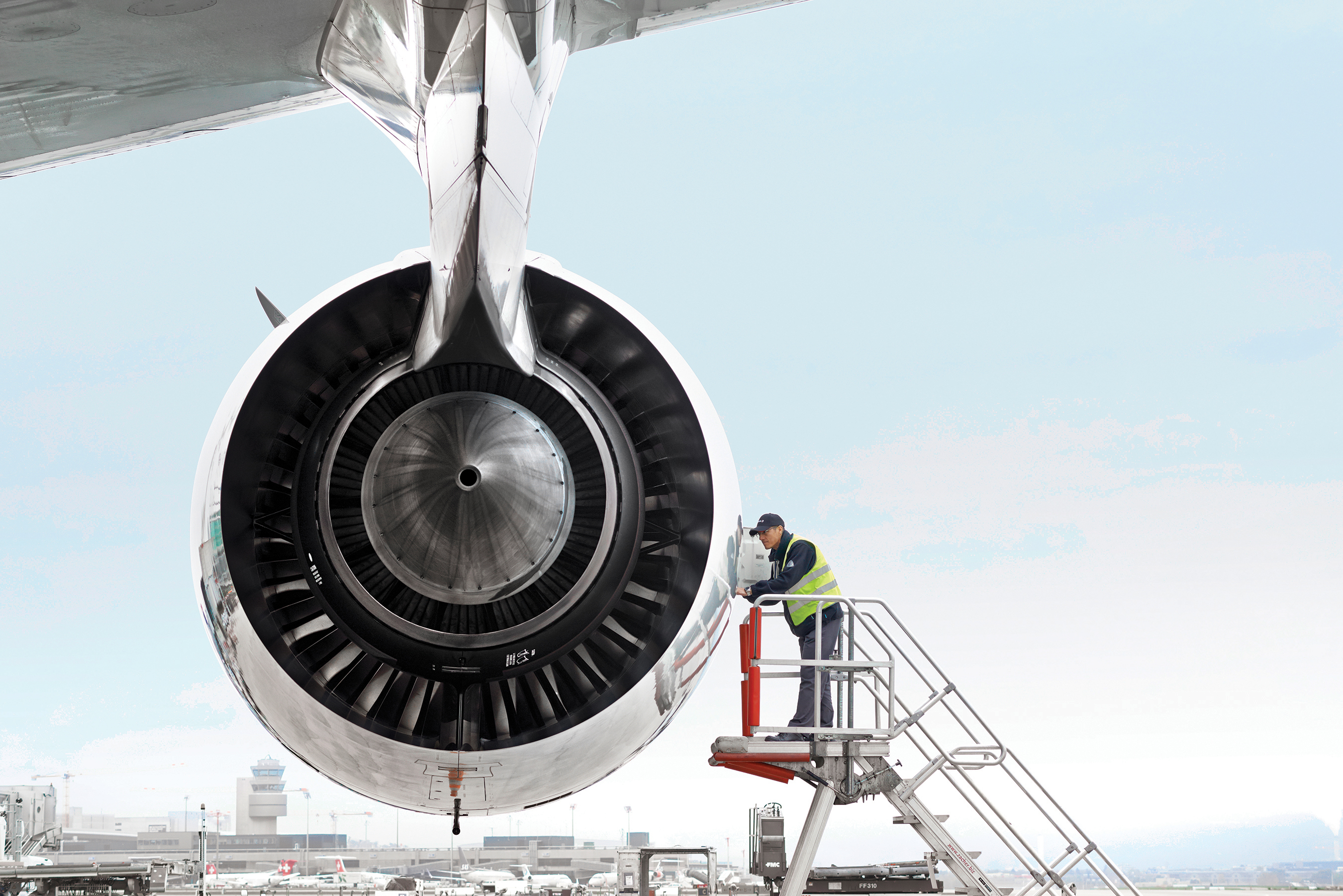 img_mediacenter_line_maintenance_mechanic_working_on_engine_gr.jpg
