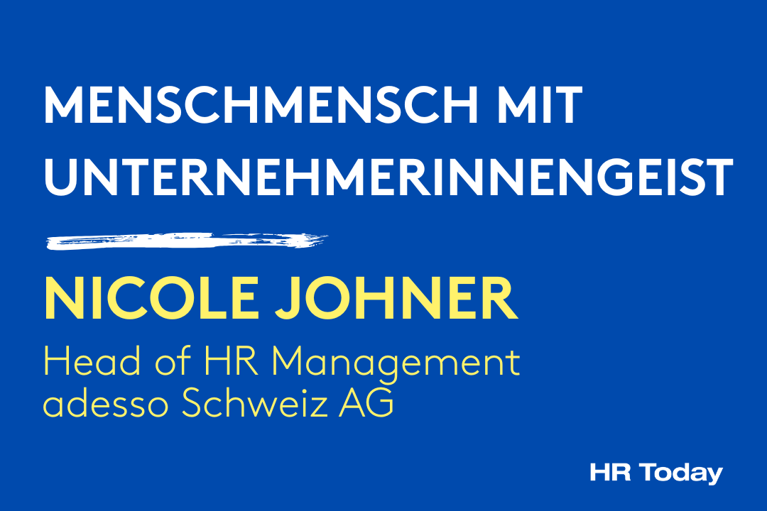 Blauer Hintergrund mit weissem und gelbem Text. Oben steht in Grossbuchstaben: „Menschmensch mit Unternehmerinnengeist“. Darunter ein weisser Pinselstrich und der gelbe Name „Nicole Johner“. Unten in gelber Schrift: „Head of HR Management adesso Schweiz AG“. Unten rechts steht das Logo „HR Today“.