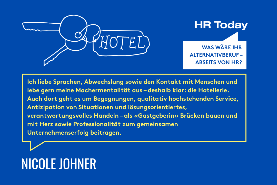 Grafik mit blauem Hintergrund. Oben links ist eine gezeichnete Hotelschlüssel-Anhänger-Kombination mit dem Schriftzug „HOTEL“. Rechts oben steht „HR Today“ mit einer Sprechblase daneben: „Was wäre Ihr Alternativberuf – abseits von HR?“. Darunter befindet sich ein gelber Textrahmen mit einem Zitat, in dem Nicole Johner erklärt, dass sie aufgrund ihrer Leidenschaft für Sprachen, Abwechslung und Kontakt mit Menschen in der Hotellerie arbeiten würde. Unten links steht der Name „Nicole Johner“ in weisser Schrift.